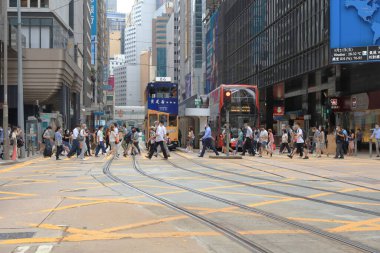 18 Mayıs 2021 Merkez, Hong Kong: Hong Kong Merkez Bölgesi 'nde insanlar Des Voeux Yolu' ndan geçiyor