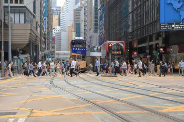 18 Mayıs 2021 Merkez, Hong Kong: Hong Kong Merkez Bölgesi 'nde insanlar Des Voeux Yolu' ndan geçiyor