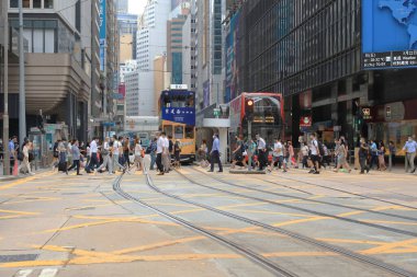 18 Mayıs 2021 Merkez, Hong Kong: Hong Kong Merkez Bölgesi 'nde insanlar Des Voeux Yolu' ndan geçiyor