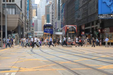 18 Mayıs 2021 Des Voeux Road Central 'dan yoğun saatlerde insanlar geçti.