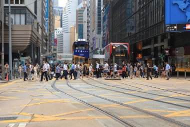18 Mayıs 2021 Des Voeux Road Central 'dan yoğun saatlerde insanlar geçti.