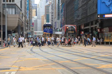 18 Mayıs 2021 Des Voeux Road Central 'dan yoğun saatlerde insanlar geçti.