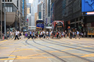 18 Mayıs 2021 Des Voeux Road Central 'dan yoğun saatlerde insanlar geçti.