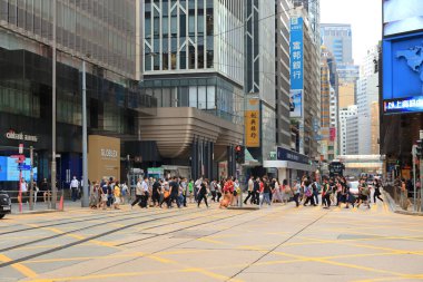 18 Mayıs 2021 Des Voeux Road Central, Hong Kong 'daki işlek yol.
