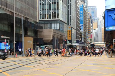 18 Mayıs 2021 Des Voeux Road Central, Hong Kong 'daki işlek yol.