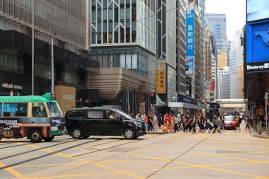 18 Mayıs 2021 Des Voeux Road Central, Hong Kong 'daki işlek yol.