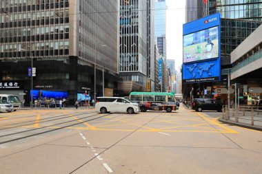 18 Mayıs 2021 Des Voeux Road Central, Hong Kong 'daki işlek yol.