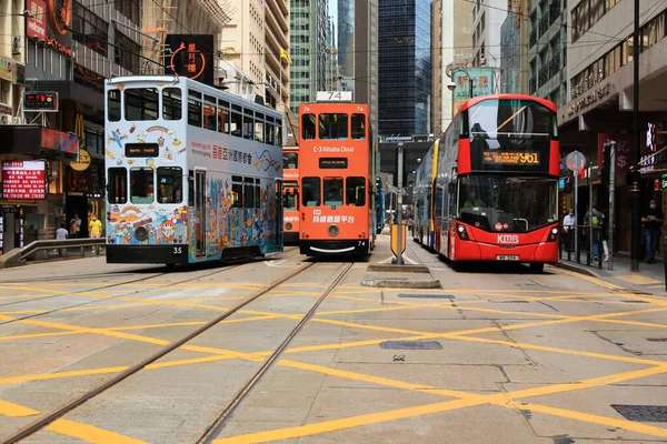 18 Mayıs 2021 'de Sheung Wan, Hong Kong' un Ticari & Residential semtinde tramvay