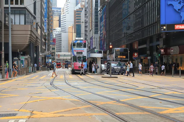 18 Mayıs 2021 Des Voeux Road Central, Hong Kong 'daki işlek yol.