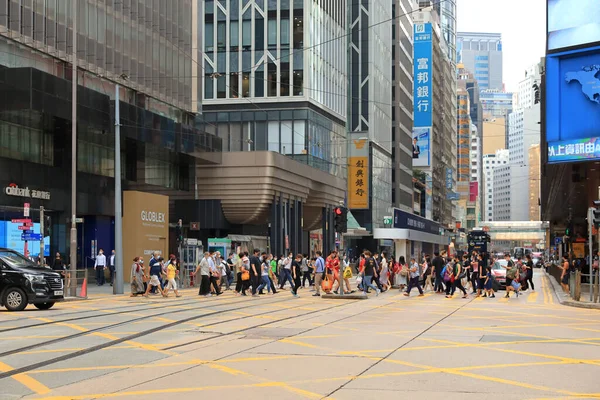 18 Mayıs 2021 Des Voeux Road Central, Hong Kong 'daki işlek yol.