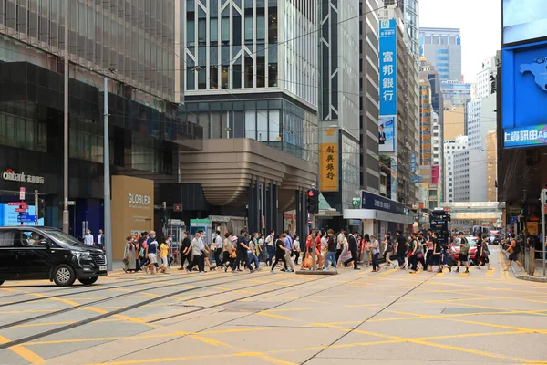 18 Mayıs 2021 Des Voeux Road Central, Hong Kong 'daki işlek yol.