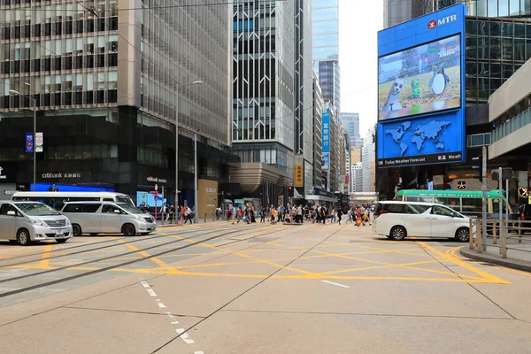 18 Mayıs 2021 Des Voeux Road Central, Hong Kong 'daki işlek yol.