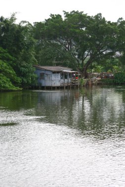 Shan Pui Tsuen 'deki göletin kenarındaki saat evi, yuen long HK 19 Eylül 2005