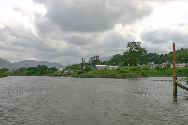 Der Holzsteg Shan Pui Tsuen Fluss — Stockfoto