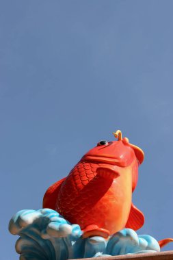 19 Eylül 2005. Deniz ürünleri caddesinin ön kapısındaki kırmızı sazan balığı heykeli.