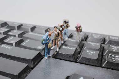 Klavyenin üstünde minyatür bir sırt çantası var..