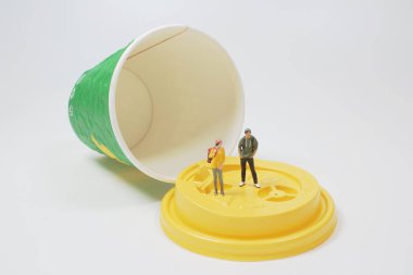 Kupa kapağında iki gezgin ya da gezgin figürü.