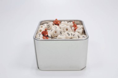 Minyatür insan işçiler tahta küpü yapı taşını taşır