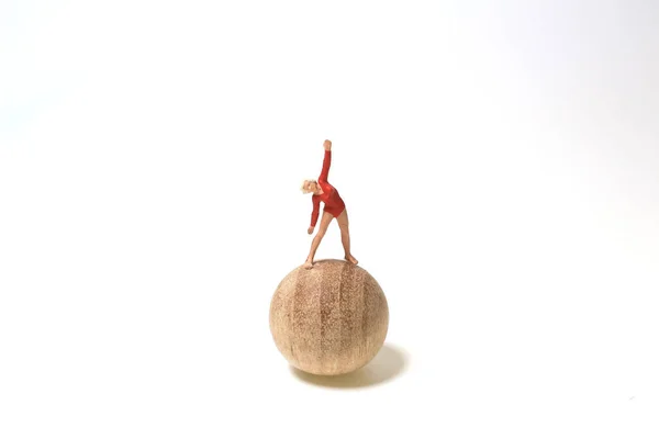 Uma Mini Figura Ginasta Rítmica Flexível Com Bola — Fotografia de Stock