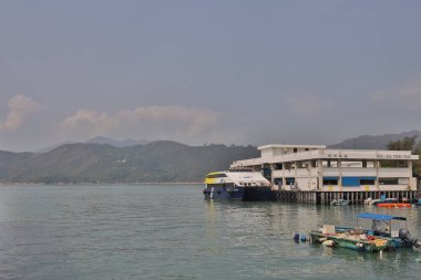 16 Mart 2021 Peng Chau Feribot İskelesi Lo Peng Caddesi, Peng Chau, Hong Kong 'da bir feribot iskelesidir..