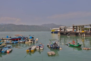 16 Mart 2021 Peng Chau Feribot İskelesi Lo Peng Caddesi, Peng Chau, Hong Kong 'da bir feribot iskelesidir..