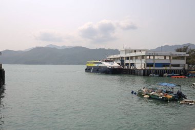 16 Mart 2021 Peng Chau Feribot İskelesi Lo Peng Caddesi, Peng Chau, Hong Kong 'da bir feribot iskelesidir.