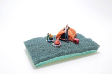 Minyatür insanlar: dünya haritasında kamp yapan gezginler veya gezginler