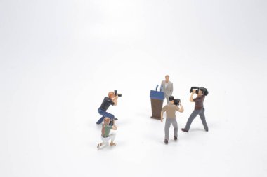 Mini basın ve medya fotoğrafçısı halka açık haberlerde görev alıyor. 