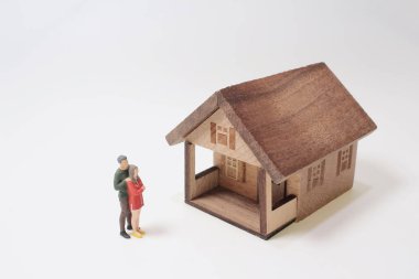 Mini bir insan, küçük bir evi olan sevgili.