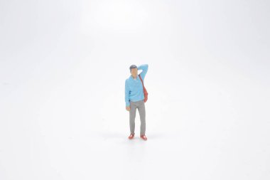 Beyaz arka plandaki mini figürün farklı pozları.