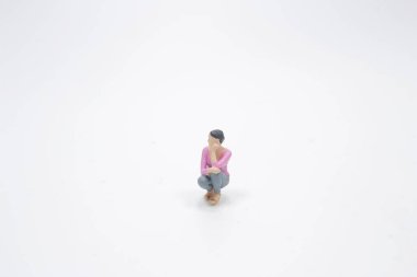 Beyaz arka plandaki mini figürün farklı pozları.