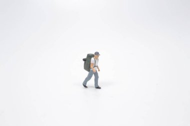 Beyaz tahtada yürüyen minyatür insanlar