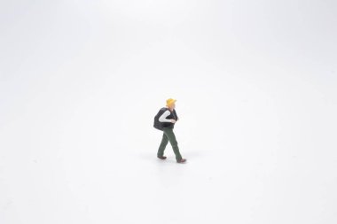 Beyaz tahtada yürüyen minyatür insanlar