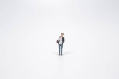 Beyaz arka plandaki mini figürün farklı pozları.