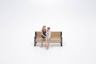 Dışarıda buluşan küçük bir sevgili figürü.