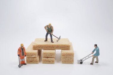 Waffle üzerinde çalışan işçinin minyatürü.