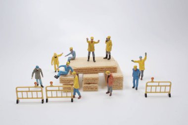 Waffle üzerinde çalışan işçinin minyatürü.