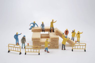 Waffle üzerinde çalışan işçinin minyatürü.