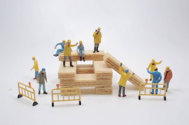 Waffle üzerinde çalışan işçinin minyatürü.