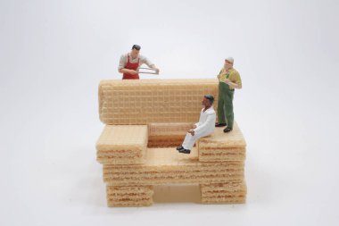 Waffle üzerinde çalışan işçinin minyatürü.