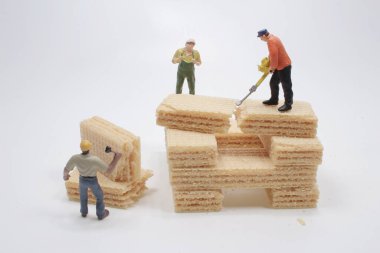 Waffle üzerinde çalışan işçinin minyatürü.