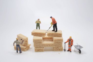 Waffle üzerinde çalışan işçinin minyatürü.