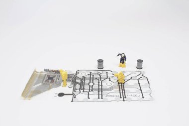 Birleşik Devreler 'de çalışan mini figür.