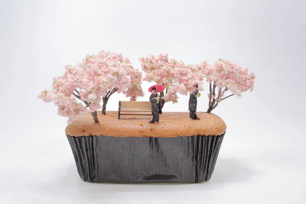 Mini Figura Mulher Quimono Perto Cerejeira Plena Floração — Fotografia de Stock