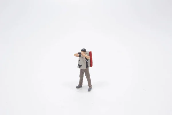 Pessoas Miniatura Backpacker Andando Sobre Placa Branca — Fotografia de Stock