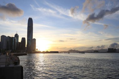 26 Mayıs 2021, günbatımında Victoria Limanı, Hong Kong