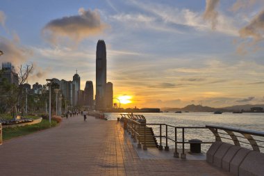 26 Mayıs 2021, günbatımında Victoria Limanı, Hong Kong