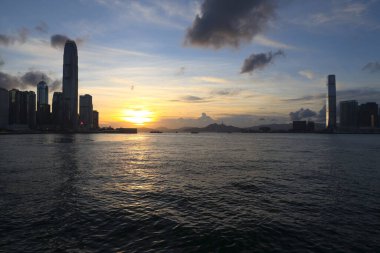 26 Mayıs 2021 'de Çin' deki Hong Kong adasında Victoria Limanı. Peyzaj Kenti 