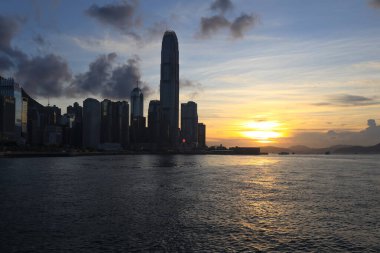 26 Mayıs 2021, günbatımında Victoria Limanı, Hong Kong