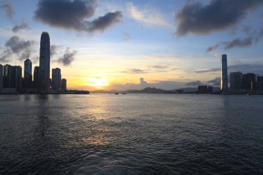 26 Mayıs 2021, günbatımında Victoria Limanı, Hong Kong